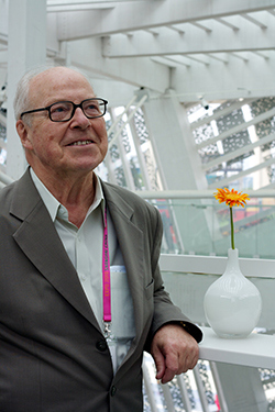 Swedish diplomat and politician Hans Blix relaxing in the Swedish pavilion atrium. By: Tobias Andersson Åkerblom