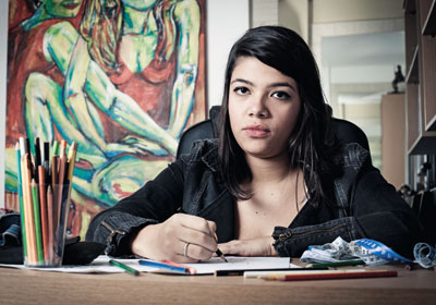 SENSIBILIDADE A estudante de artes Chanel Rodrigues, de 18 anos, faz desenhos em casa, no Rio. Ela entrou em depressão nos anos em que estudou em um colégio tradicional