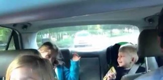 Pai e filhos cantam Bohemian Rhapsody no caminho da escola