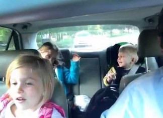 Pai e filhos cantam Bohemian Rhapsody no caminho da escola