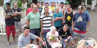 Presos tomam conta de mulher de 102 anos