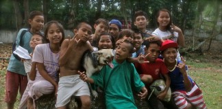 Kabang, a cadelinha que perdeu seu focinho por salvar duas meninas nas Filipinas