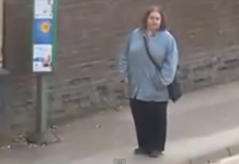 Mulher dançando no ponto de ônibus…alegria de viver!!!