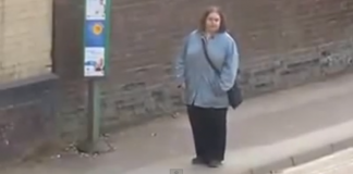 Mulher dançando no ponto de ônibus…alegria de viver!!!