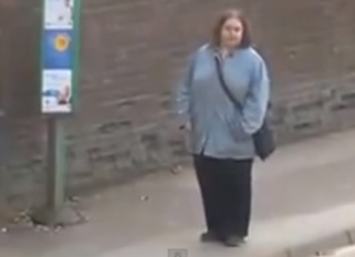 Mulher dançando no ponto de ônibus…alegria de viver!!!