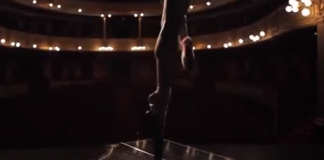 Atriz e bailarina Amélie Ségarra dançando sobre facas presas as sapatilhas