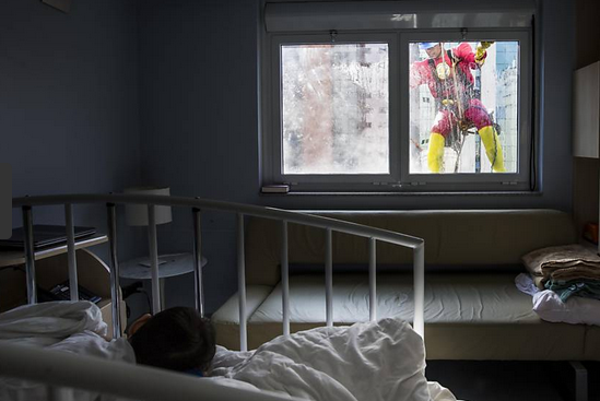 contioutra.com - Super heróis na janela: quando a criatividade e uma boa iniciativa de um hospital reacendem os sonhos das crianças