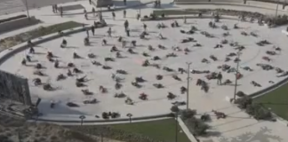 Uma pessoa pede informação e todos ao redor "desmaiam" (flashmob Tic Tac contra o mau hálito) Uma pessoa pede informação e todos ao redor "desmaiam" (flashmob Tic Tac contra o mau hálito)