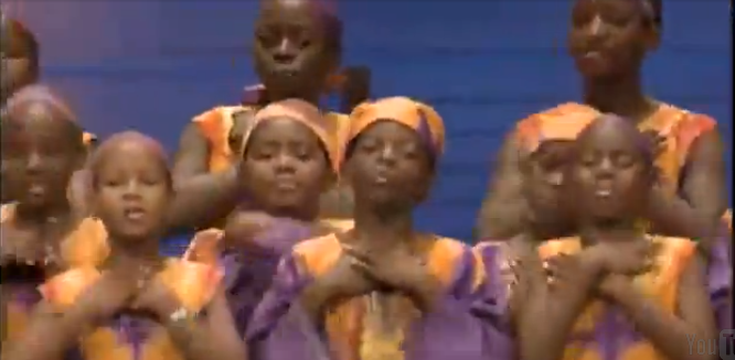 Coral de crianças africanas canta “Lord I lift your name on High”