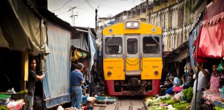 Trem passa dentro de feira na Tailândia