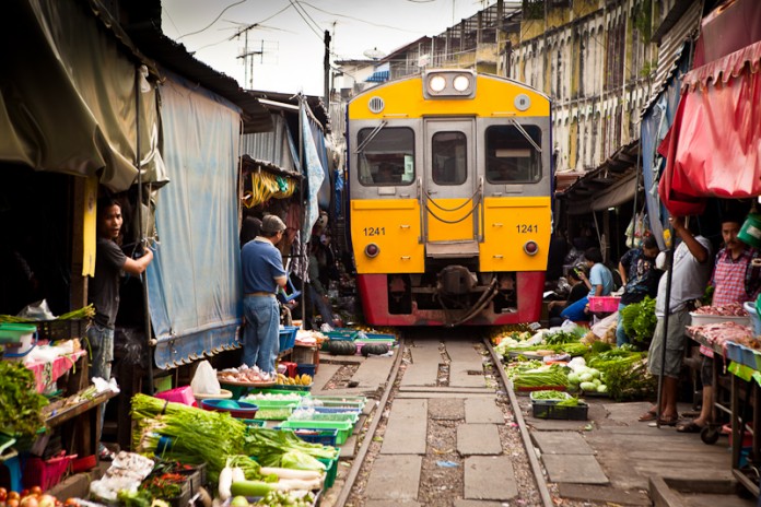 Trem passa dentro de feira na Tailândia