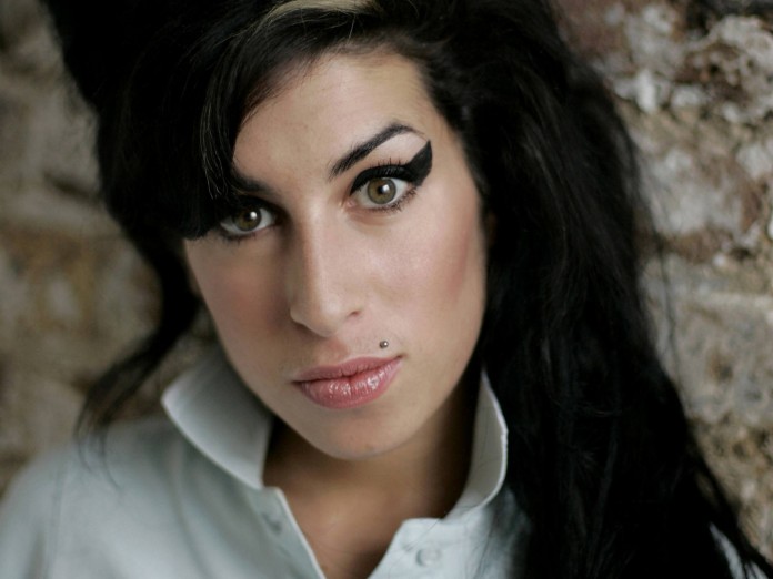 Amy Winehouse canta “All my lovin”, sucesso dos Beatles