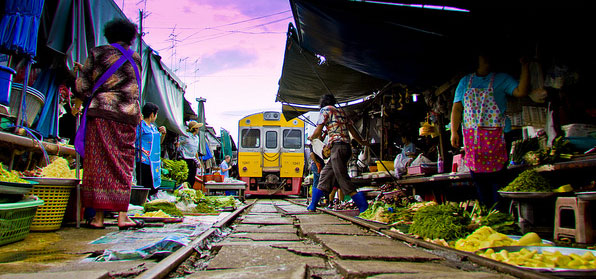 thailand_mae_klong_railway_market2