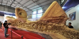 Artista chinês faz incrível escultura em um tronco de 12 metros