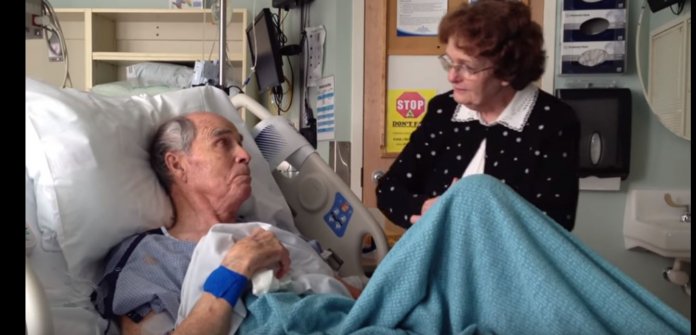 Homem com doença terminal canta para a mulher no hospital