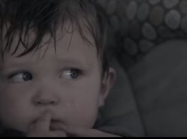 O perigo de deixar crianças no carro: salvem vidas, compartilhem por favor!