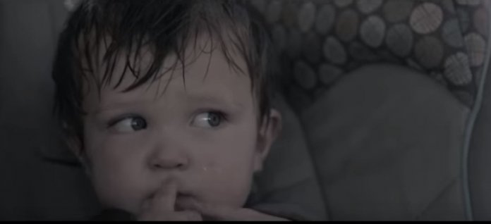 O perigo de deixar crianças no carro: salvem vidas, compartilhem por favor!