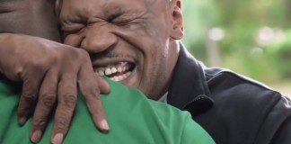 Em comercial, Mike Tyson faz as pazes e devolve orelha de Hollyfield