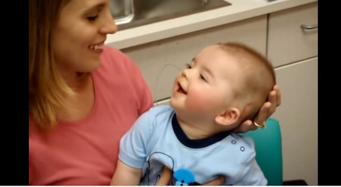 Bebê de 8 meses ouve pela primeira vez a mãe e tem reação fantástica