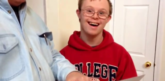 Momento em que jovem com sindrome de down recebe carta da facultade que o aceita como aluno (Emocionante!!!) Momento em que jovem com sindrome de down recebe carta da facultade que o aceita como aluno (Emocionante!!!)