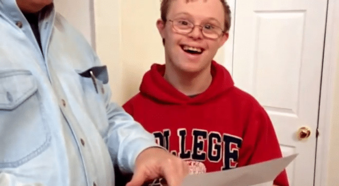 Momento em que jovem com sindrome de down recebe carta da facultade que o aceita como aluno (Emocionante!!!)