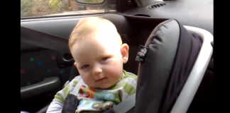 Bebê encantado com a mãe luta contra o sono ( momentos que valem a maternidade) Bebê encantado com a mãe luta contra o sono ( momentos que valem a maternidade)