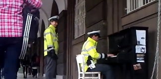 Policial tocando piano em Praga (ele não resistiu)