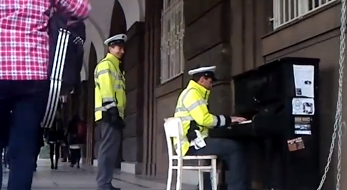 Policial tocando piano em Praga (ele não resistiu)
