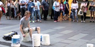 O melhor e mais criativo baterista de rua