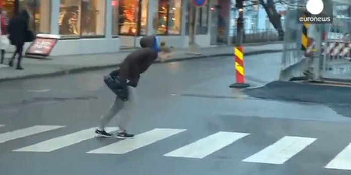 Vídeo mostra moradores de cidade da Noruega ‘lutando’ com o vento para atravessar uma rua