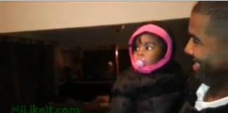 A reação de uma criança ao conhecer o irmão gêmeo do pai A reação de uma criança ao conhecer o irmão gêmeo do pai