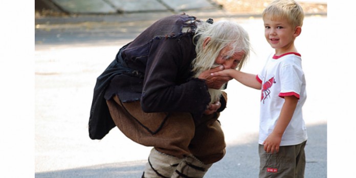 Dobri Dobrev, 98 anos, caminha 10 km por dia e doa tudo que arrecada como mendigo para caridade