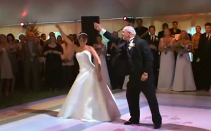 Durante a dança do casamento pai e filha armam uma grande surpresa!