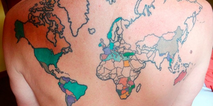 Marcas de viagem: homem tatua mapa mundi nas costas e pinta os países que visita