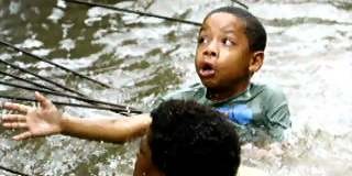 Mãe salva filho de afogamento mesmo sem saber nadar