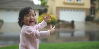 REAÇÃO DE UMA MENINA AO VER A CHUVA PELA PRIMEIRA VEZ (Muita emoção)