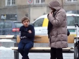 Como as pessoas reagem ao ver uma criança com frio (Há sim esperança na humanidade)