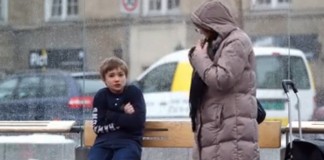 Como as pessoas reagem ao ver uma criança com frio (Há sim esperança na humanidade)