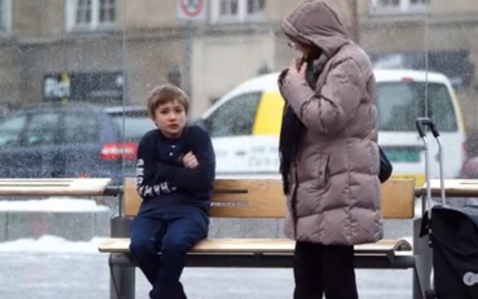 Como as pessoas reagem ao ver uma criança com frio (Há sim esperança na humanidade)