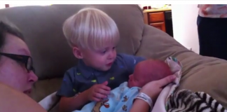 Filho, seu irmãozinho chegou! (linda reação) Filho, seu irmãozinho chegou! (linda reação)