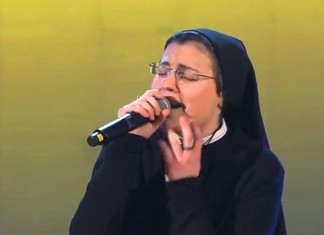 Freira roqueira emociona jurados na Itália