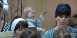 No Quirguistão, menininha conduz um coral de maneira séria e eficiente (muito lindo de ver)