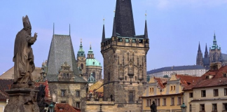 Você conhece a história macabra que está por trás da “Charles Bridge”, a ponte mais famosa de Praga?