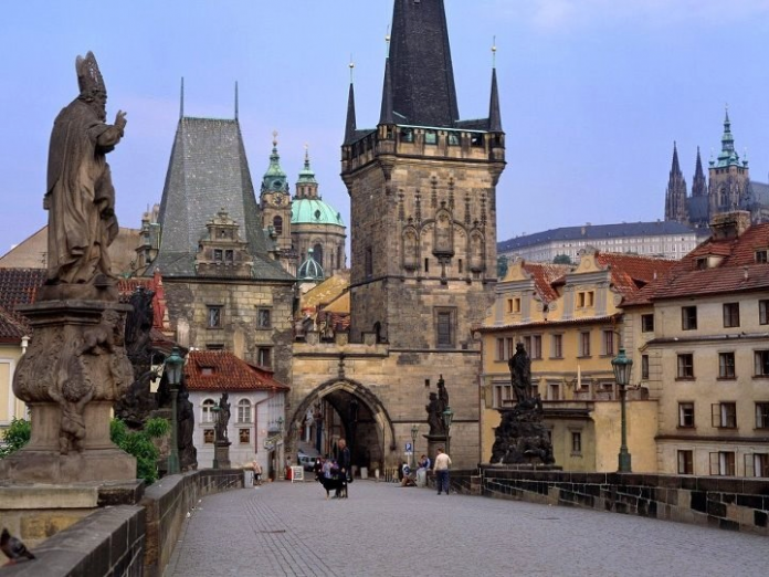 Você conhece a história macabra que está por trás da “Charles Bridge”, a ponte mais famosa de Praga?