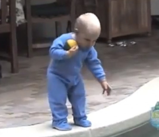 Veja o que esse bebê fez para sobreviver quando caiu na piscina