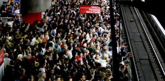 Em propaganda infeliz, rádio famosa diz que lotação é bom para “xavecar” a mulherada