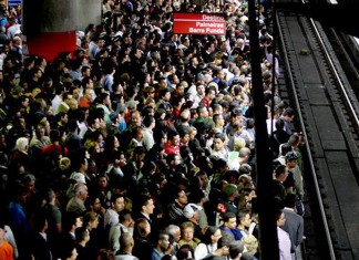 Em propaganda infeliz, rádio famosa diz que lotação é bom para “xavecar” a mulherada