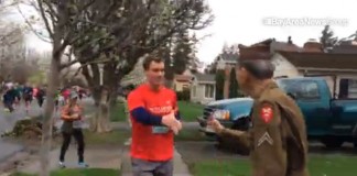 Este veterano de 95 anos de idade estava assistindo uma corrida quando um tributo espontâneo formou-se para homenageá-lo