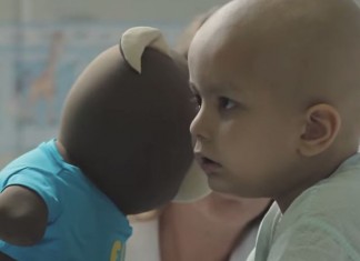 Veja como um urso de pelúcia e uma ideia brilhante estão mudando a rotina de crianças com câncer