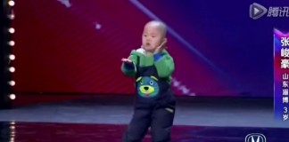 Vejam o que esse menino de 3 anos fez quando entrou no palco Vejam o que esse menino de 3 anos fez quando entrou no palco